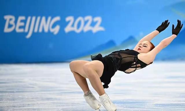 美女露出隐私部位
